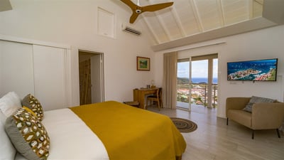 Bedroom 1: King size bed, air conditioning, HD-TV, Apple TV, dressing room, programmable safe. Adjoi