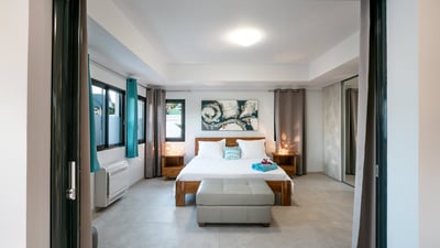 Bedroom: King size bed, air conditioning, HD-TV, Apple TV, safe. Ensuite bathroom with rain shower a
