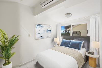 Luxury Villa Photo #16