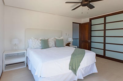 Luxury Villa Photo #23