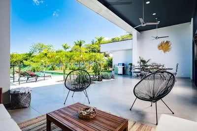 From sunrise coffee to sunset cocktails, our outdoor lounge has the perfect spot for every mood