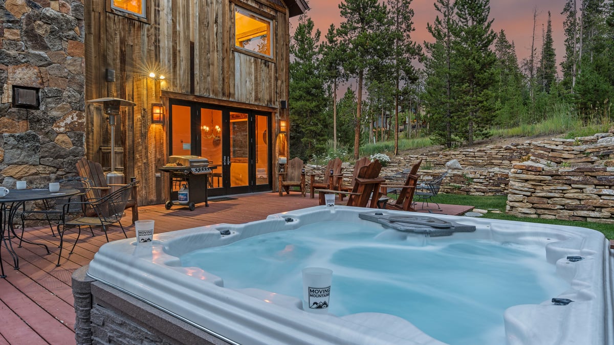 Alpenglow Peaks Lodge