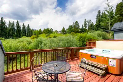 Hot tub overlooks 4 O'Clock SKi Run