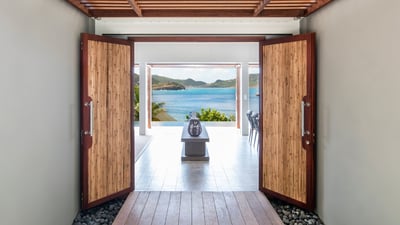 Outdoors: Property on 2 levels, private parking at the entrance. Panoramic ocean views. 