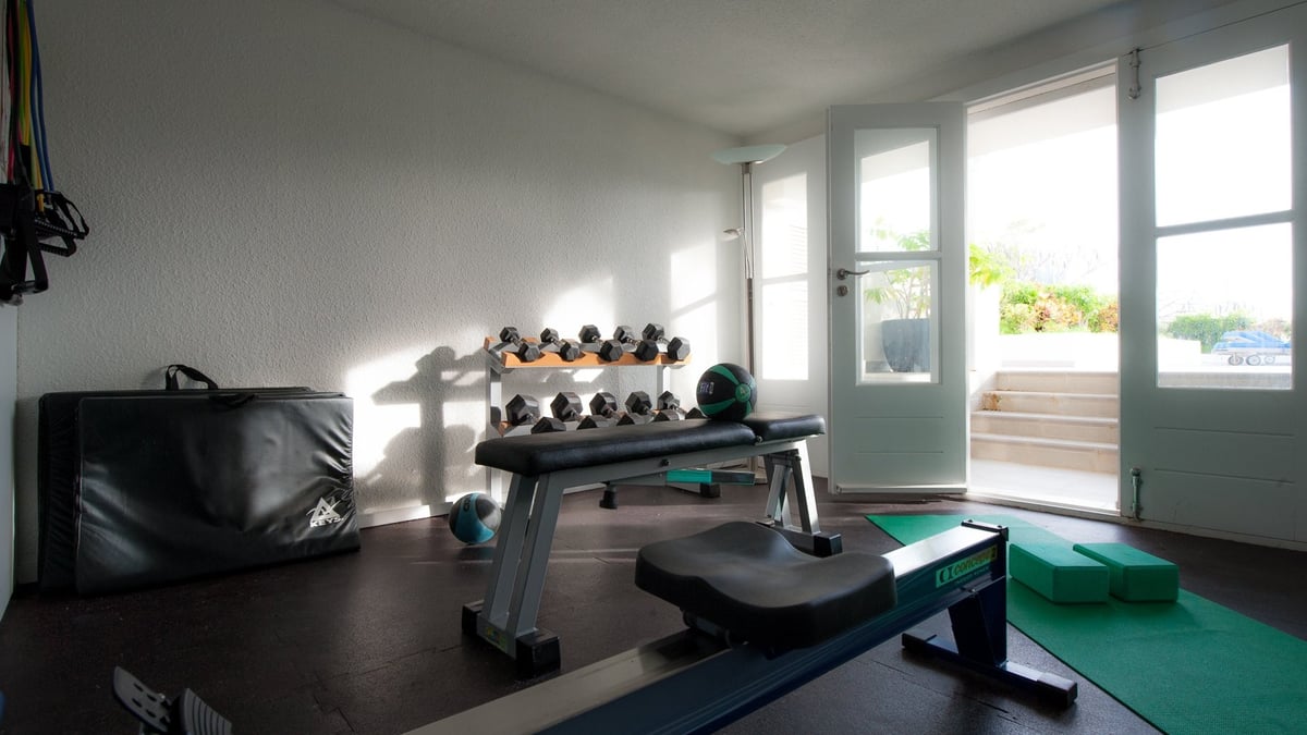 Fitness Room: Air conditioning, bicycle, weights and benches, HD-TV, refrigerator. - Image 62