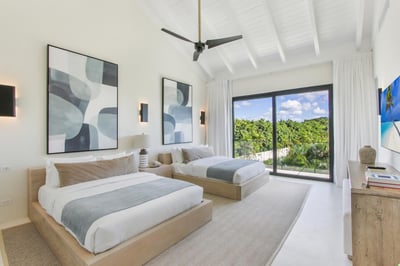 Luxury Villa Photo #32