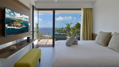Bedroom 1: On the main level. King size bed (or Twin beds), air conditioning, HD-TV, Apple TV, Dish 