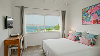 Bedroom 2: King size bed, air conditioning, HD-TV, Dish Network, dressing room, safe, WIFI. Ensuite&