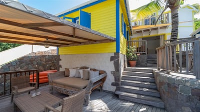Outdoor Lounge: Nice lounge area on the covered terrace with deck chairs. 