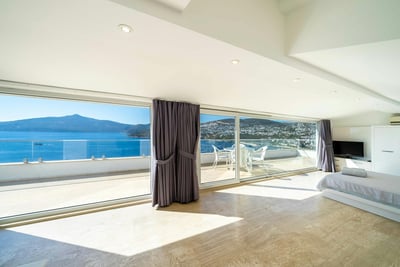 Luxury Villa Photo #17