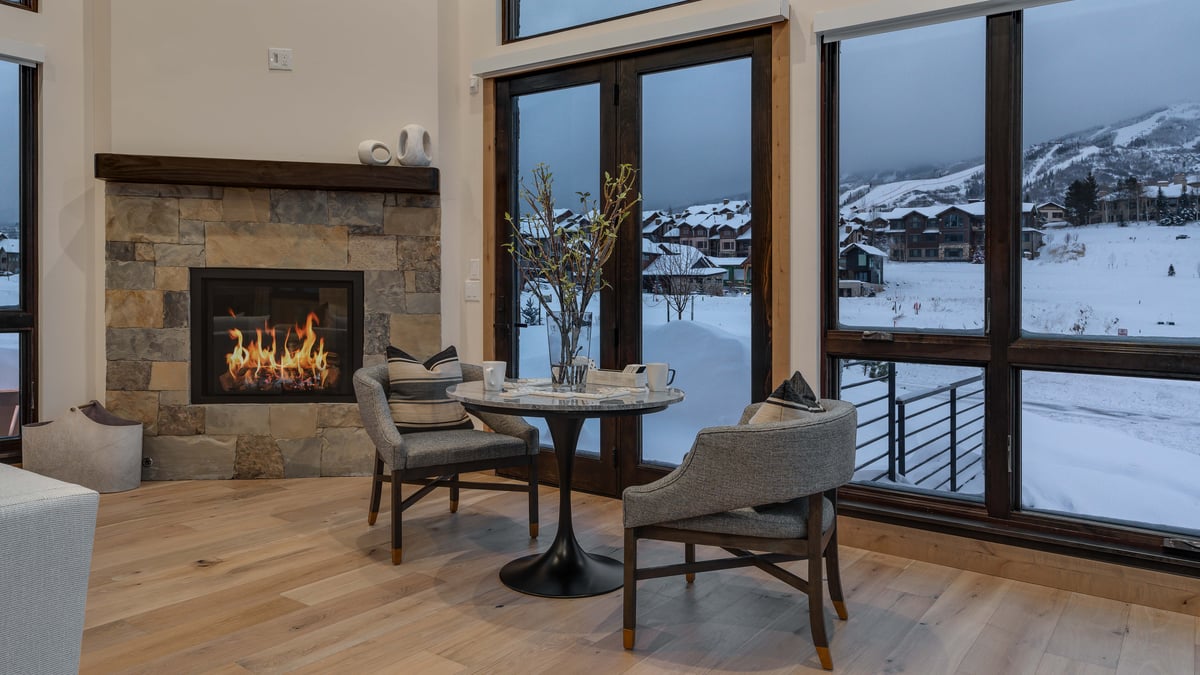 Great room with fireplace and views - Image 2