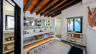 Luxury Villa Photo #30