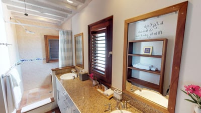 Luxury Villa Photo #17