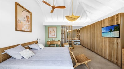 Bedroom 1: King size bed, air conditioning, HD-TV, Apple TV, safe, large dressing room. En-suite bat