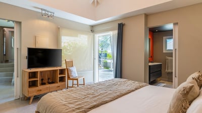 Bedroom 2: On an intermediate level. King size bed, air-conditioning, HD-TV, Canal Satellite. E