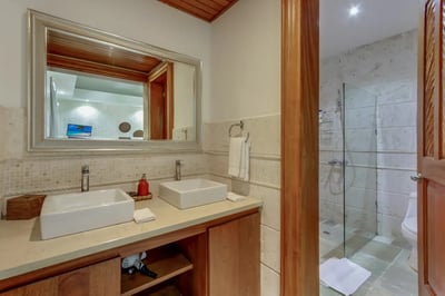 Luxury Villa Photo #30