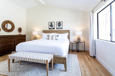 Guest bedroom 5 with smart TV and ceiling fan