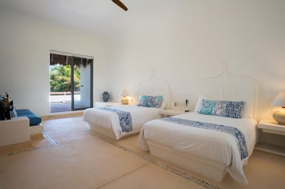 Luxury Villa Photo #39
