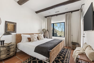 Stone Eagle: King bed and direct patio access!