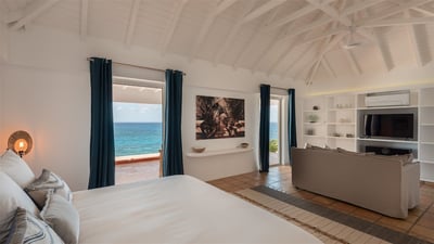 Bedroom 1: Opens onto the terrace. A king size bed, air conditioning, HD-TV, Apple TV, safe, dr
