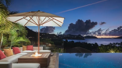 By Night: Modern and chic exterior lightings.
