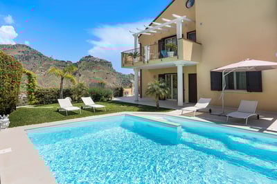 Luxury Villa Photo #3