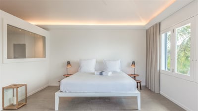 Bedroom 1: On the main level, ocean view. King size bed, air conditioning, ceiling fan, HD-TV, DVD p