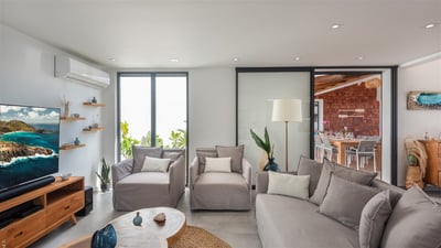 Living Area: Air-conditioning, large HD-TV with Dish Network, Apple TV, Canal Satellite, iPod dock.&