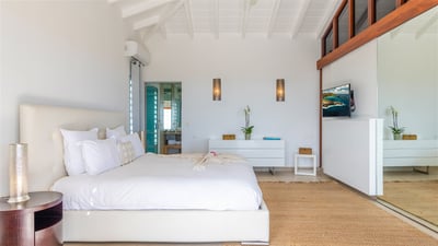 Bedroom 1: On the main level. King size bed, air conditioning, HD-TV, Dish Network, safe. Ensuite ba
