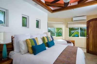 Luxury Villa Photo #29
