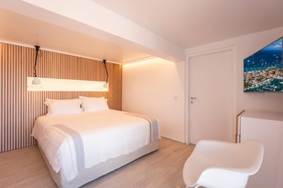 Bedroom 4: Located on the lower level. King size bed, air conditioning, HD-TV, Dish Network, an