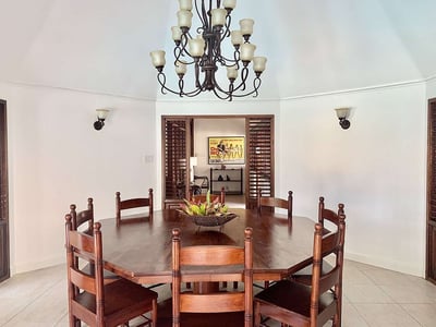 Luxury Villa Photo #6