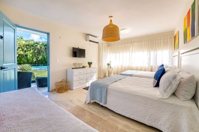 Luxury Villa Photo #18