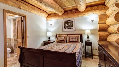 Main level, queen suite1