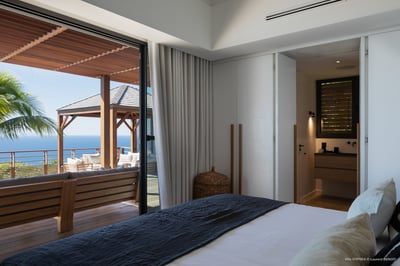 Bedroom 1: King size bed, air conditioning, safe, HD-TV, dish network, Apple TV. Ensuite bathro