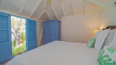 Bedroom 4: Located on a level above the main house. Queen size bed, air conditioning, bathroom locat