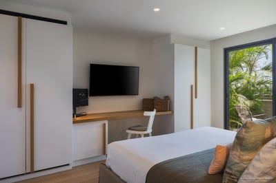 Bedroom 3: On the lower level. King size bed, air conditioning, HD-TV, Dish Network, Apple
