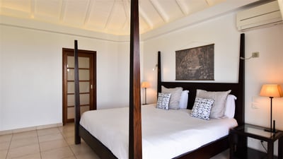 Bedroom 1: King size bed, mosquito screen, air conditioning, ceiling fan, HD-TV, Dish Network, DVD p