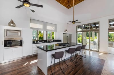 Luxury Villa Photo #32