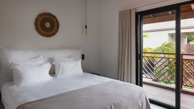 Bedroom 2: On the upper level of the main building. Euro king size bed, air conditioning, HD-TV. En-