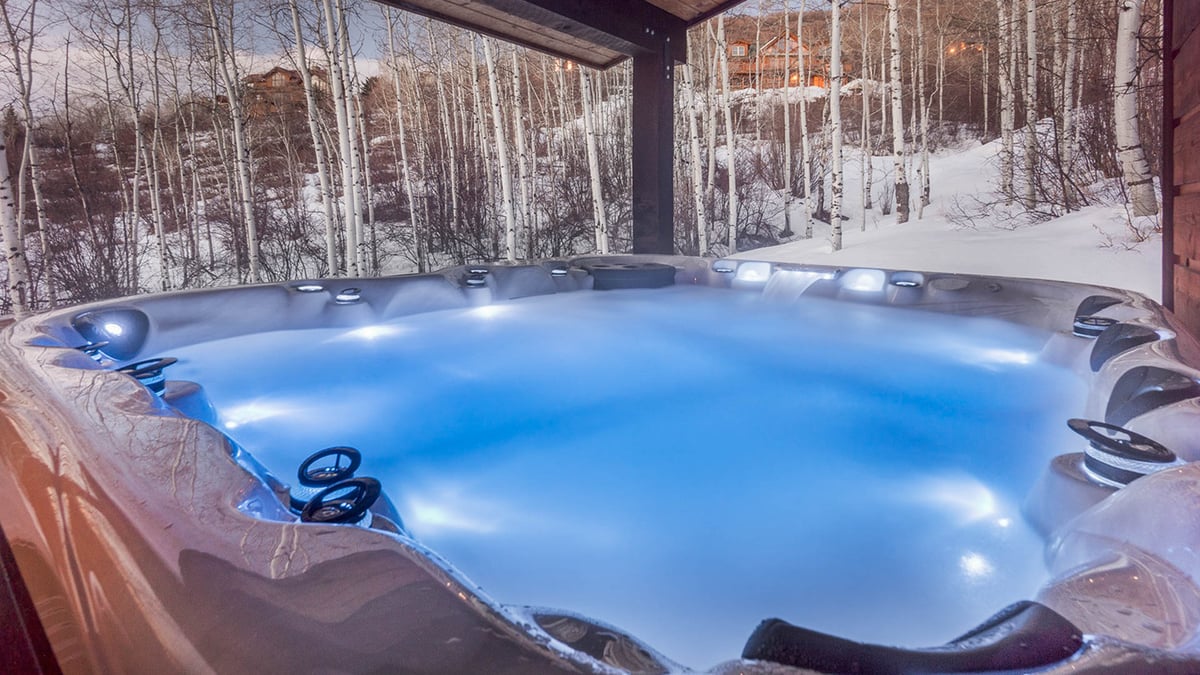 Hot tub on main level deck - Image 22