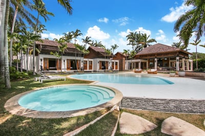 Luxury Villa Photo #3