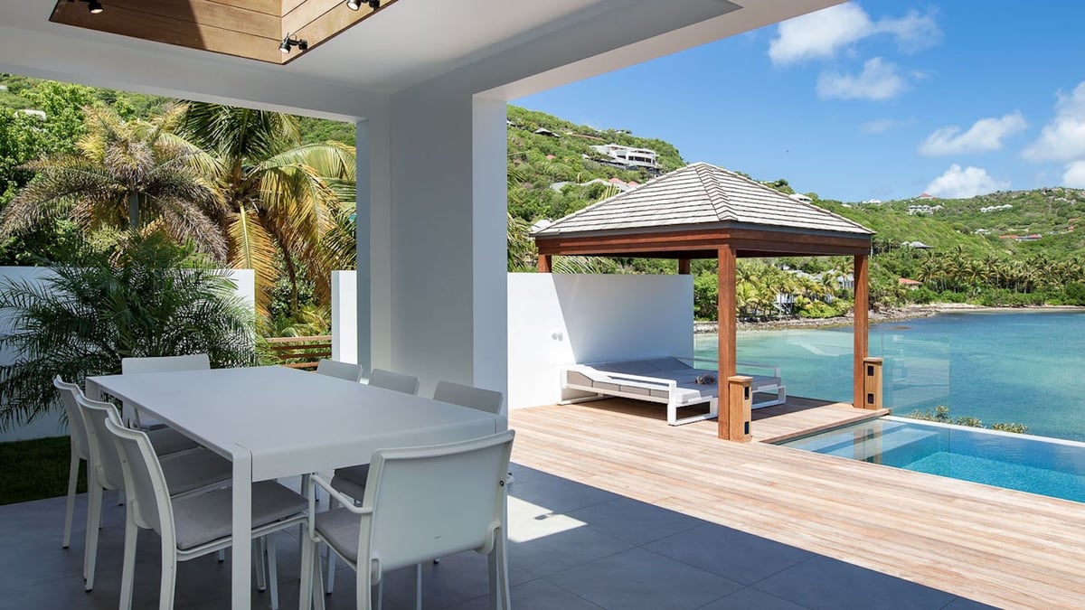 Outdoor Dining Area: Outdoor dining table on the covered terrace facing the view.  - Image 15