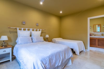 Luxury Villa Photo #18