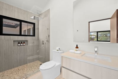 Suite 7: King Bed, AC & TV – Level 1