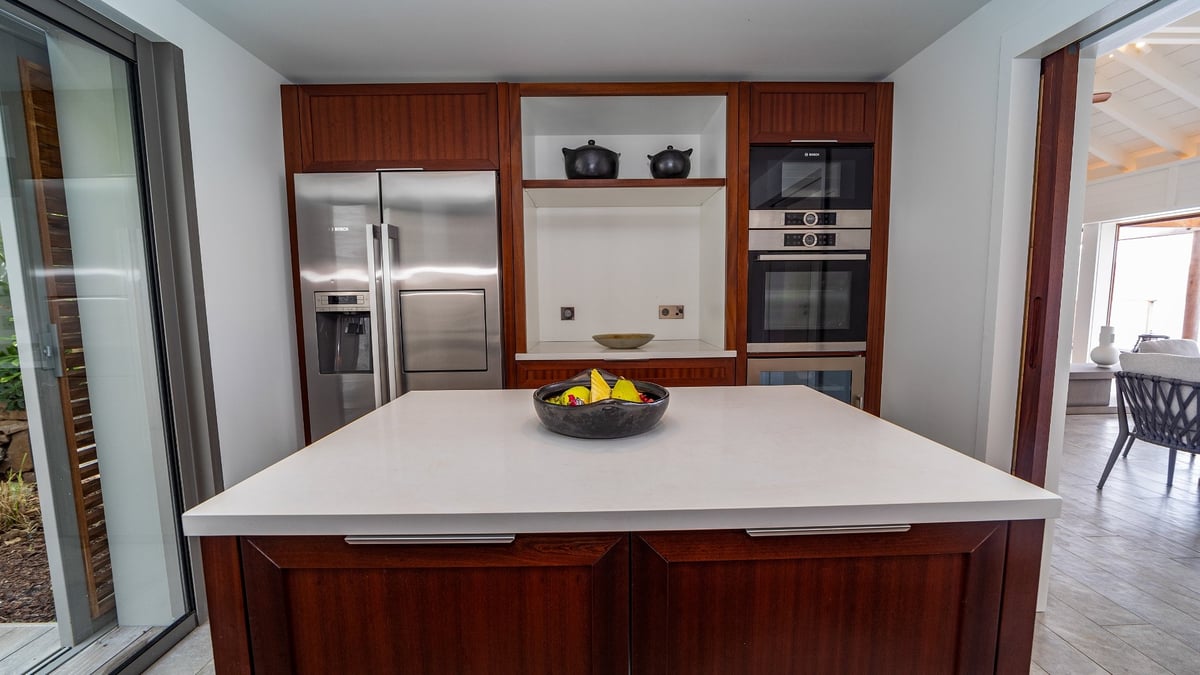 Kitchen & Dining Area: Fully equipped kitchen with electric oven, ceramic hob, microwave, fridge and - Image 23
