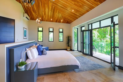 Luxury Villa Photo #18