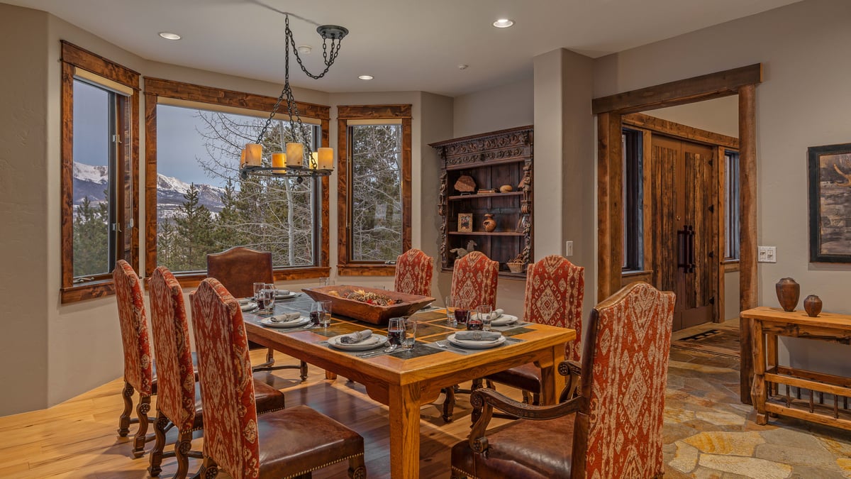 Alpenglow Peaks Lodge