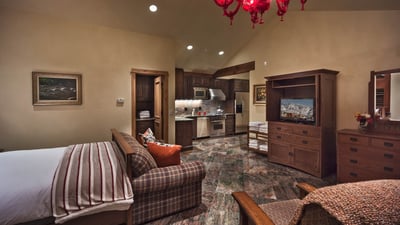 Upper level queen suite apartment with full kitchen
