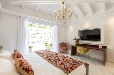 Luxury Villa Photo #32